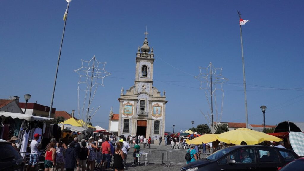 Tony Carreira e Quim Barreiros no cartaz da Romaria de São Bartolomeu do Mar 2026 Esta imagem tem um texto alternativo em branco, o nome da imagem é sao-bartolomeu-mar-318-1024x577.jpeg